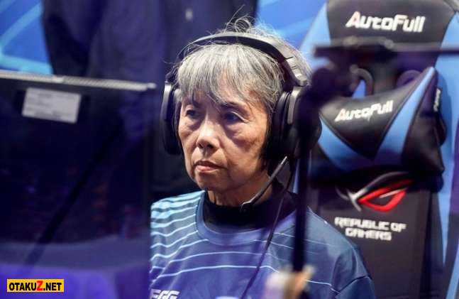 Player Changi Su (65 years old) at the League of Legends tournament for the elderly in Taiwan.